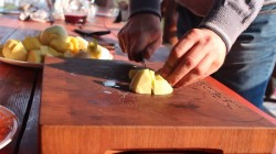 Щи весенние, постные из крапивы и щавеля в казане на костре