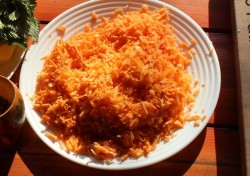 Щи весенние, постные из крапивы и щавеля в казане на костре