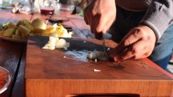 Щи весенние, постные из крапивы и щавеля в казане на костре