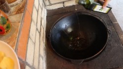 Щи весенние, постные из крапивы и щавеля в казане на костре