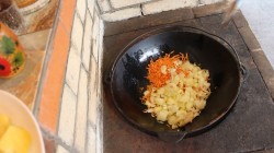 Щи весенние, постные из крапивы и щавеля в казане на костре