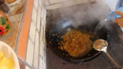 Щи весенние, постные из крапивы и щавеля в казане на костре