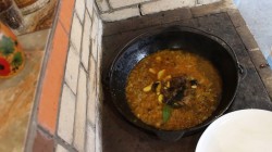 Щи весенние, постные из крапивы и щавеля в казане на костре