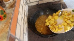 Щи весенние, постные из крапивы и щавеля в казане на костре