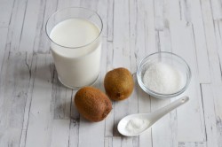 Молочный коктейль из киви в блендере - шаг 1 Молочный коктейль из киви в блендере - шаг 1