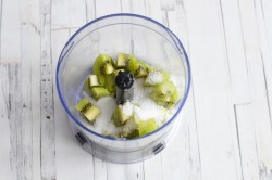 Молочный коктейль из киви в блендере - шаг 3 Молочный коктейль из киви в блендере - шаг 3