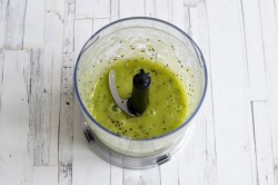 Молочный коктейль из киви в блендере - шаг 4 Молочный коктейль из киви в блендере - шаг 4