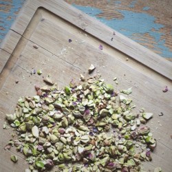 Шоколад с фисташками и зернами граната - шаг 1