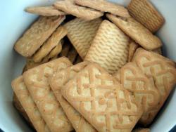 Кондитерская колбаска из печенья - шаг 1