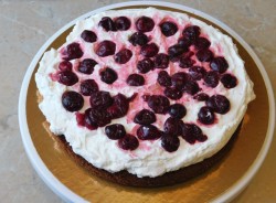 Шоколадно вишневый торт