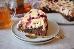 Брауни с творогом и вишней