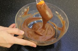 Шоколадный кекс в микроволновке с ванилью и сметаной - шаг 2 Шоколадный кекс в микроволновке с ванилью и сметаной - шаг 2