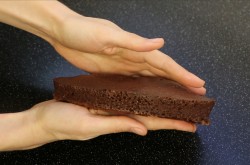 Шоколадный кекс в микроволновке с ванилью и сметаной - шаг 5 Шоколадный кекс в микроволновке с ванилью и сметаной - шаг 5