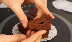 Шоколадный кекс в микроволновке с ванилью и сметаной - шаг 8 Шоколадный кекс в микроволновке с ванилью и сметаной - шаг 8