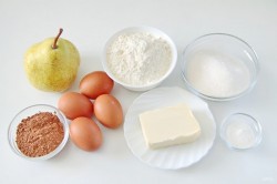 Шоколадный пирог с грушами