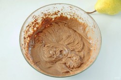 Шоколадный пирог с грушами