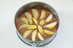 Шоколадный пирог с грушами