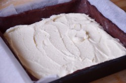 название картинки Шоколадный пирог с творогом и вишней