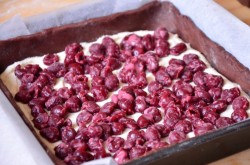 название картинки Шоколадный пирог с творогом и вишней