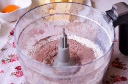 название картинки Шоколадный пирог с творогом и вишней