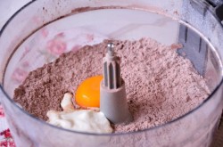 название картинки Шоколадный пирог с творогом и вишней