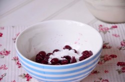 название картинки Шоколадный пирог с творогом и вишней