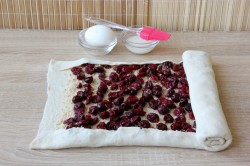 Штрудель с вишней из слоёного теста - шаг 5