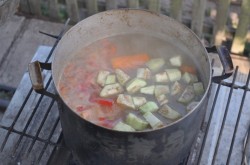 название картинки Вкусный суп шурпа на костре в казане