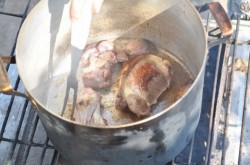 название картинки Вкусный суп шурпа на костре в казане