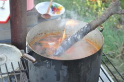 название картинки Вкусный суп шурпа на костре в казане