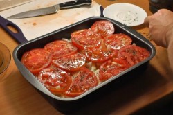 Сибас с луком и картошкой на противне