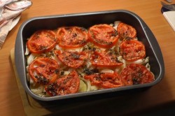 Сибас с луком и картошкой на противне