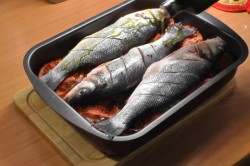 Сибас с луком и картошкой на противне