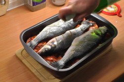 Сибас с луком и картошкой на противне