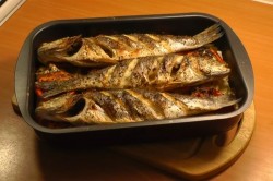 Сибас с луком и картошкой на противне