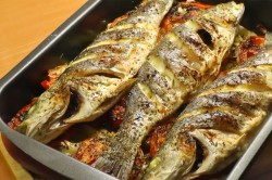 Сибас с луком и картошкой на противне