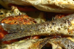 Сибас с луком и картошкой на противне