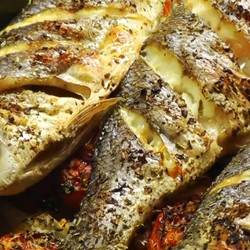 Сибас с луком и картошкой на противне