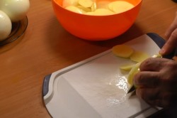 Сибас с луком и картошкой на противне