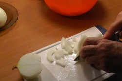 Сибас с луком и картошкой на противне