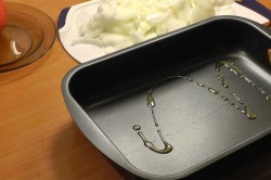 Сибас с луком и картошкой на противне