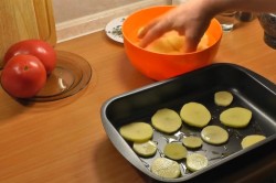 Сибас с луком и картошкой на противне