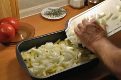 Сибас с луком и картошкой на противне