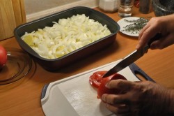 Сибас с луком и картошкой на противне