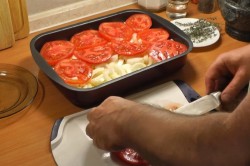 Сибас с луком и картошкой на противне