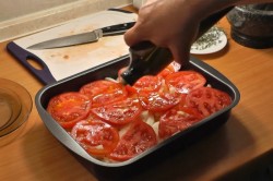 Сибас с луком и картошкой на противне