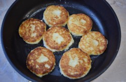 Сырники с бананом и творогом - шаг 7