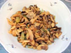 название картинки Салат закусочный с солеными огурцами