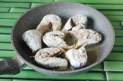 название картинки Скумбрия на сковороде жареная