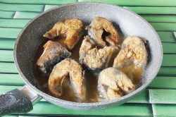название картинки Скумбрия на сковороде жареная